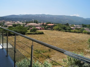 Himmel, Pflanze, Pflanzengemeinschaft, Ökoregion, Berg, Gebäude, Grundstueck, Vegetation, Zaun, Baum