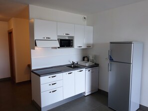 Cabinetry, Eigentum, Gebäude, Küchengerät, Herd, Küche, Countertop, Schublade, Haushaltsgerät, Fussboden