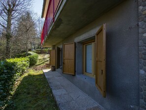 Pflanze, Gebäude, Grundstueck, Holz, Schatten, Strassenbelag, Nachbarschaft, Baum, Wohngebiet