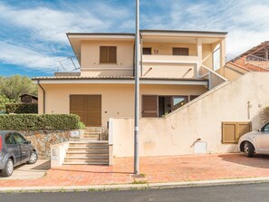 Sky, Plant, Building, Property, Window, Tree, Slope, Land Lot, House, Urban Design