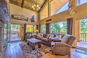 Living Room | Smart TV | Gas Fireplace | Pack 'n Play | Main Floor