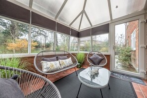 Harp Garden, Fakenham: Conservatory with door to the garden