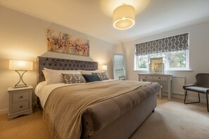 Harp Garden, Fakenham: Master bedroom with king-size bed