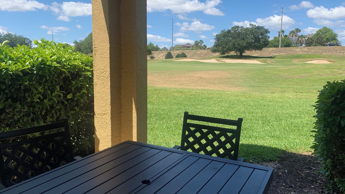 Gated, spacious, family Townhome w/private community pool! 5 Miles from Disney!