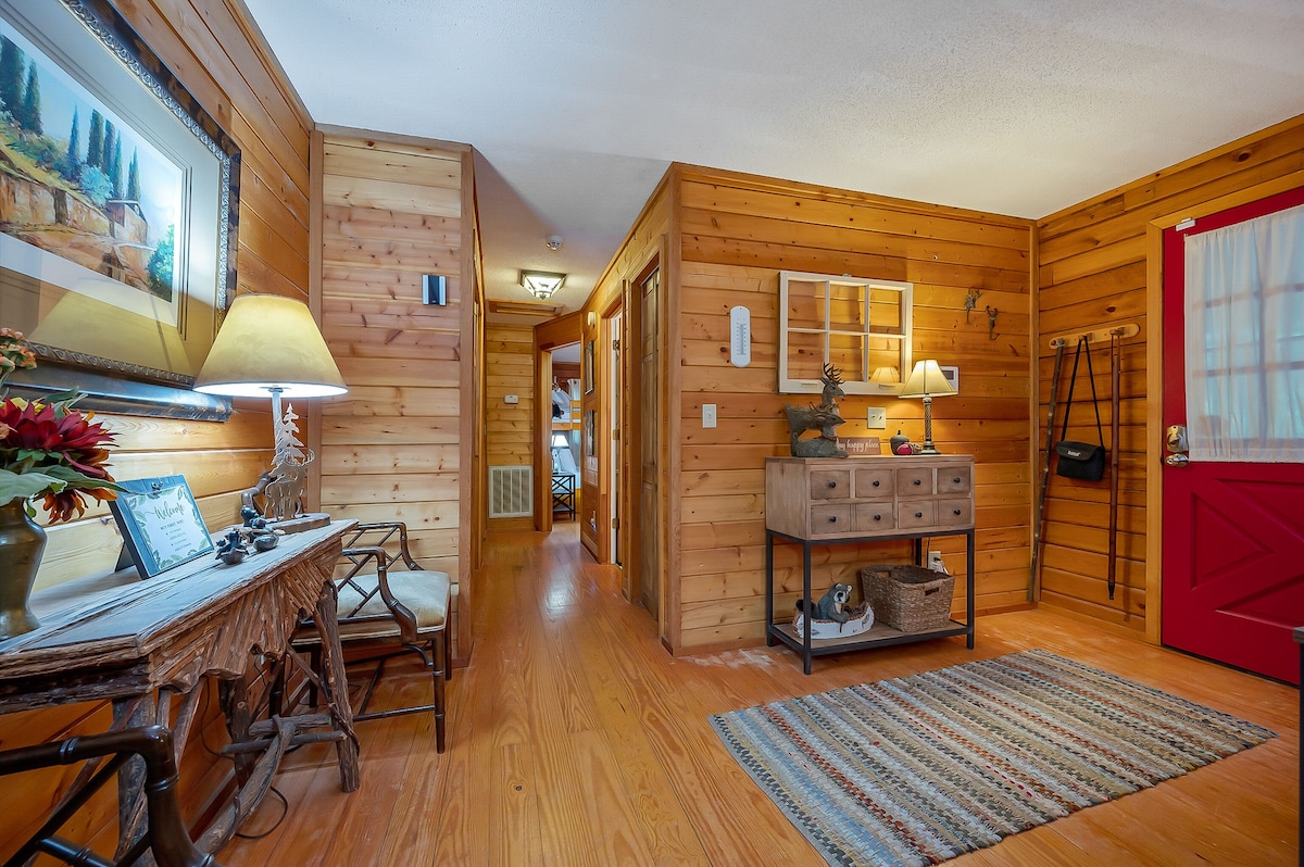 Cabin in the Woods 3 minutes from Rumbling Bald Resort @ Lake Lure