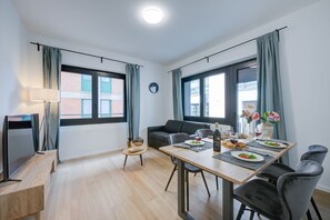 Large, bright room (no balcony)