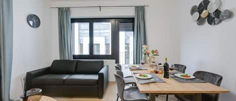 Woonkamer met tweepersoonsslaapbank (geen balkon)