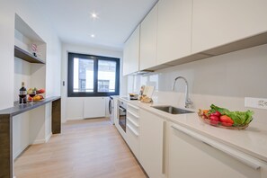 Complete kitchen with washing machine