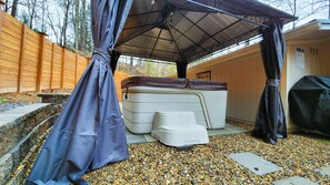 7 People Hot tub