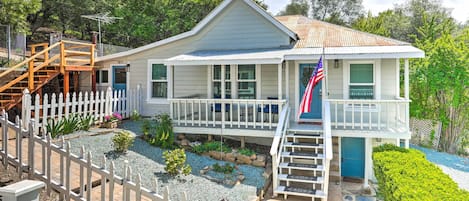 Sutter Creek Vacation Rental | 900 Sq Ft | 3BR | 1BA | Stairs Required