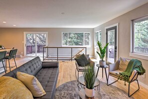 Living Room | Free WiFi | Pack 'n Play