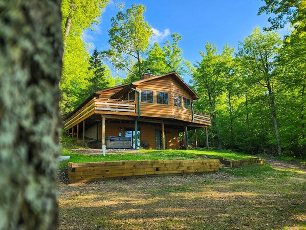 The Acorn Shores Resort features 2 separate cabins ideal for multi-generational families.