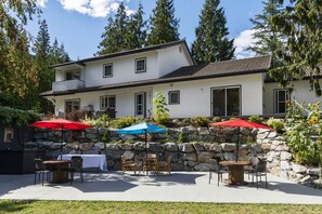 bar b q and patio area