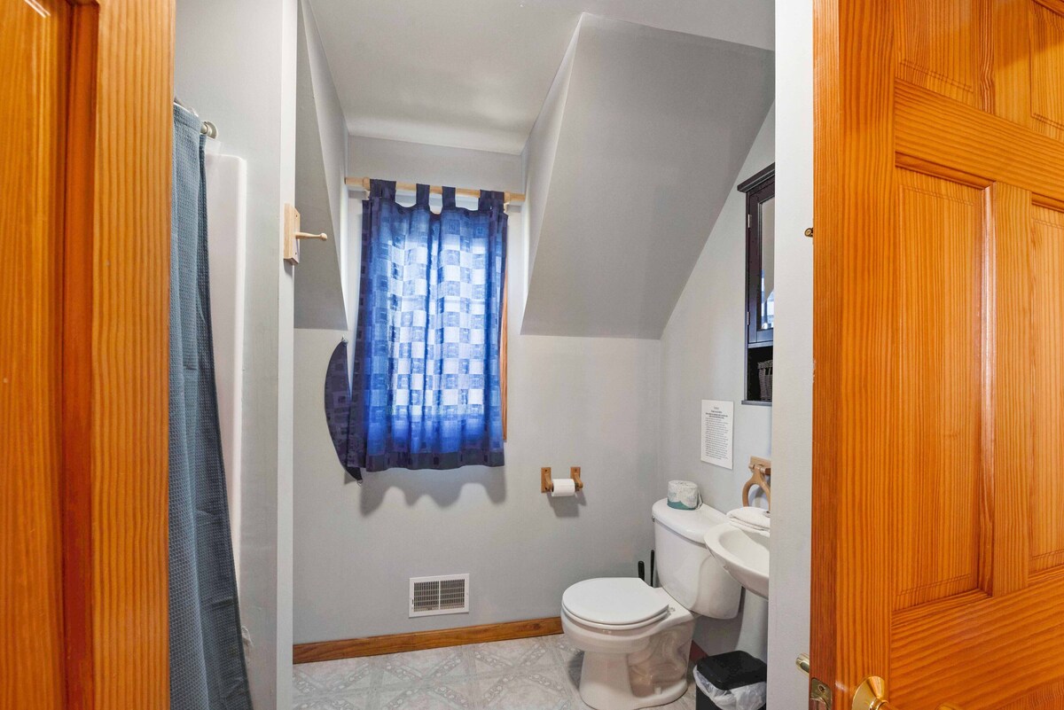 Keuka Cottage: “Relaxing Pet Friendly Getaway Overlooking Seneca Lake!”