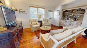 Champagne-Cottage-Living room