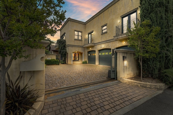 "Walkway","Path","Sidewalk","Flagstone","Cobblestone"