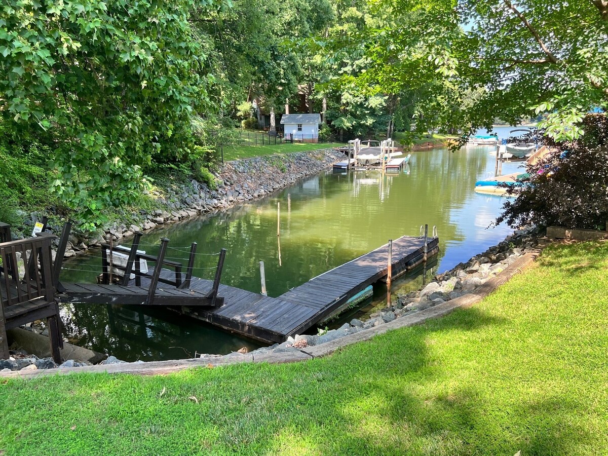 PARADISE FOUND!! Waterfront Lake Retreat w. Dock Fish, Boat, Swim. Pet-Friendly!