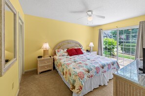 King bed in Main Bedroom