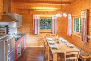 Blockhaus Moritz, 91 qm, 4 Schlafzimmer, Terrasse, max. 6 Personen-Essbereich und Küche