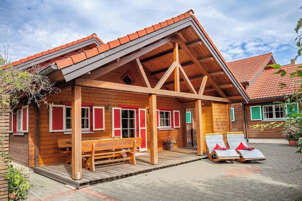 Blockhaus Moritz, 91 qm, 4 Schlafzimmer, Terrasse, max. 6 Personen-Blockhaus aussen und Terrasse