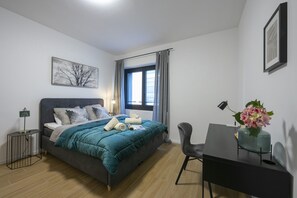 Smart working conntavolo double bedroom