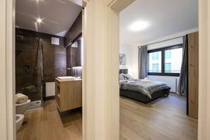 Blick auf das Zimmer und das Bad