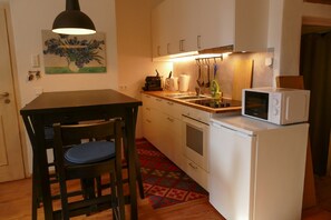 Ferienwohnung Mainromantik mit Garten-Wohn-/Esszimmer: Esstisch und Küche, Türe rechts zu separatem WC