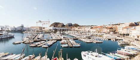 vue superbe de la grande fenêtre du séjour immeuble direct sur le port