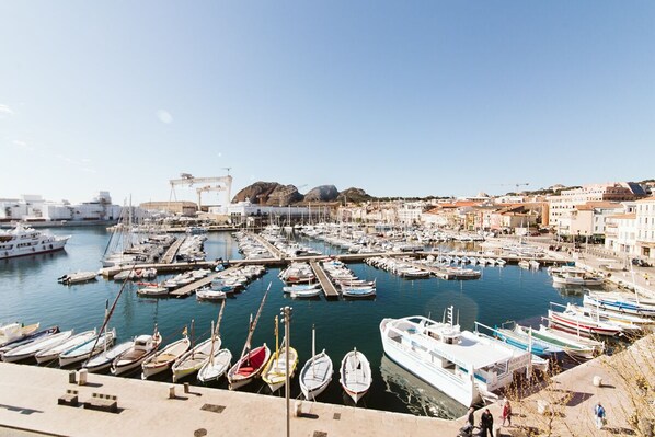 vue superbe de la grande fenêtre du séjour immeuble direct sur le port