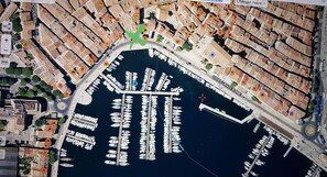 immeuble sur la croix verte idéalement situé sur le vieux port de la Ciotat 