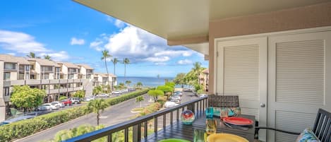 Seating for 4 on the private lanai with an ocean view!