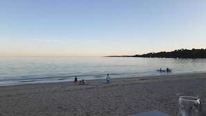 La superbe plage de Cap Coz est à 900m.