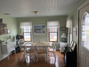Cottage in historic Bay View close to waterfront & walking trails