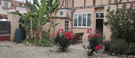 jardin et terrasse 80 M2 avec possibilité de rentrer la voiture.