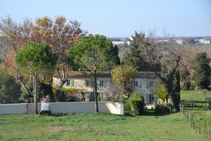 vue entière de la façade est de la bâtisse