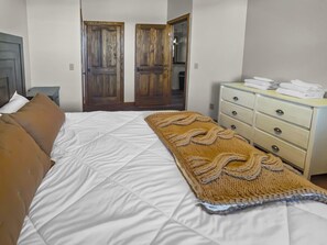 First floor en-suite with king bed