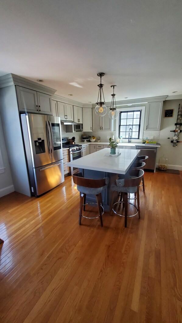 Kitchen, large island with seating