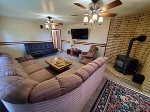 Very Comfortable Lazy-Boy Sectional Furnishings,Ceiling Fans,Smart TV,Fireplace.