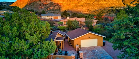 Twilight Beauty. The Red Rocks come alive at sunrise & sunset times. ☀️ 