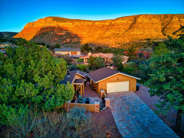 Twilight Beauty. The Red Rocks come alive at sunrise & sunset times. ☀️ 