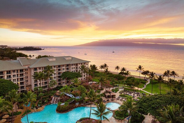Perfect location situated on Hawaii's famous Ka'anapali Beach.