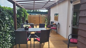 überdachte Terrasse im eingezäunten Grundstück