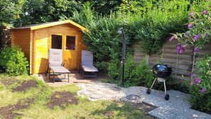 Terrasse (West) mit Outdoordusche und Holzkohlengrill