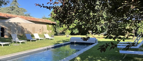 la piscine et le jardin