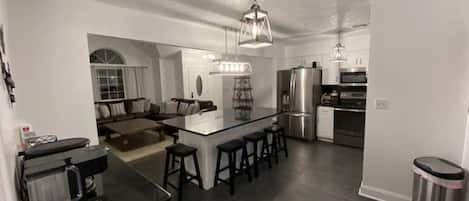 Open concert kitchen with island table capacity for 10 people