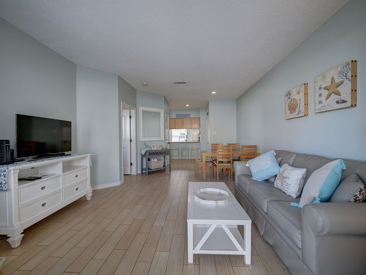 1ST FLOOR, 2 BEDROOM CONDO, WALKING DISTANCE TO BEACH – RENOVATED