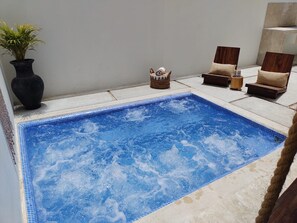 Refreshing Non-Heated Jacuzzi for a Sunny Day with Family and Friends!