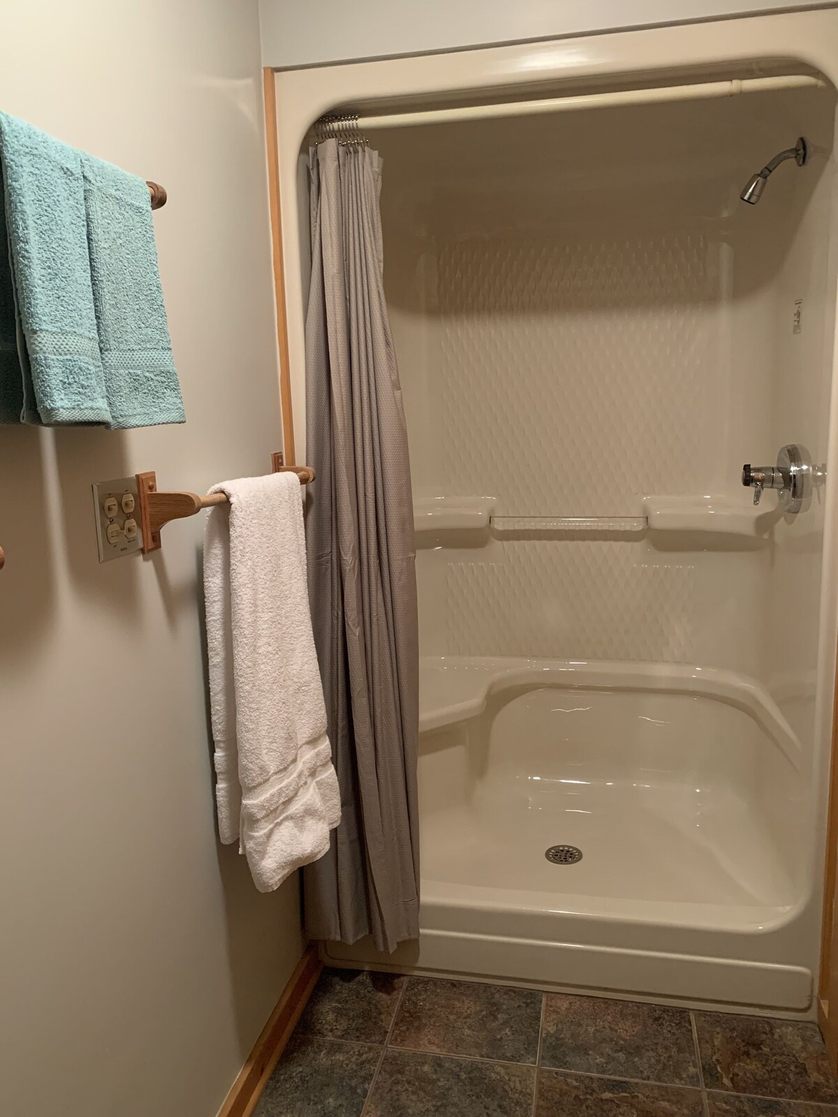 Large Lake Home – 15 min from South Haven