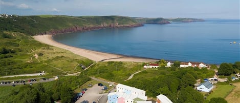 Only a few minutes walk to the Freshwater East beach and coastal walking path.