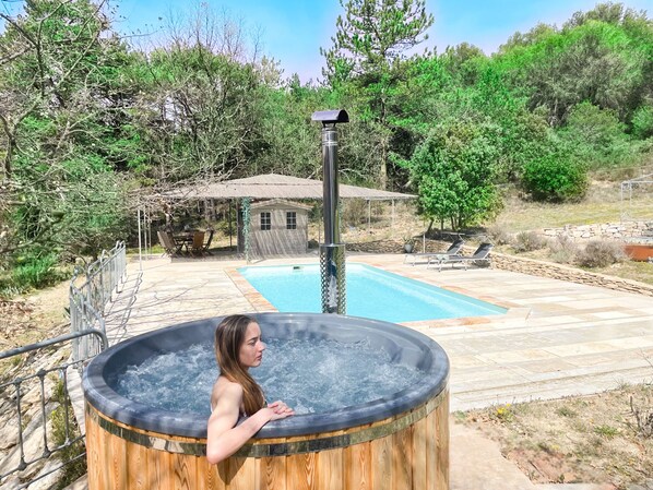 Bañera de hidromasaje al aire libre